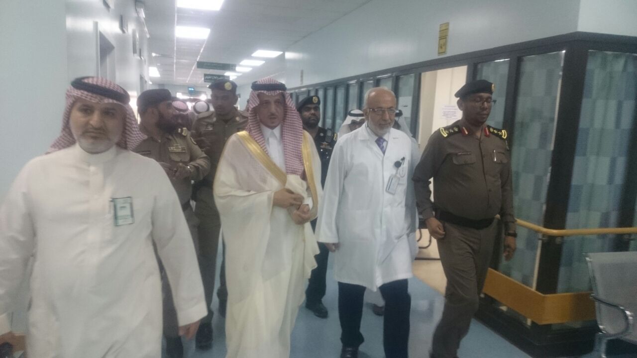 محافظ بيشة يُعايد المنومين في مستشفى الملك عبدالله