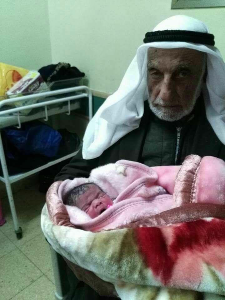بالصور.. فلسطيني عمره 92 يُرزق بطفلة وهذه قصته