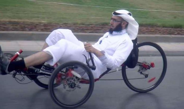 بالصور.. أكاديمي يتنقل وأولاده بدراجة هوائية بشوارع المملكة
