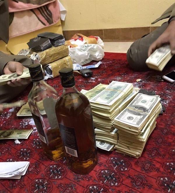 شاهد.. دوريات الطرق في شمال #الطائف تقبض على شخص بحوزته 6 ملايين دولار!