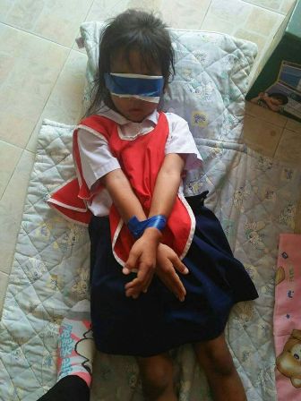 بالصور.. معلمان يعذبان طفلة ويعصبان عينيها بسبب ورقة