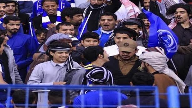 مشجّع نصراوي يسبّب مشكلة في مدرجات #الهلال !