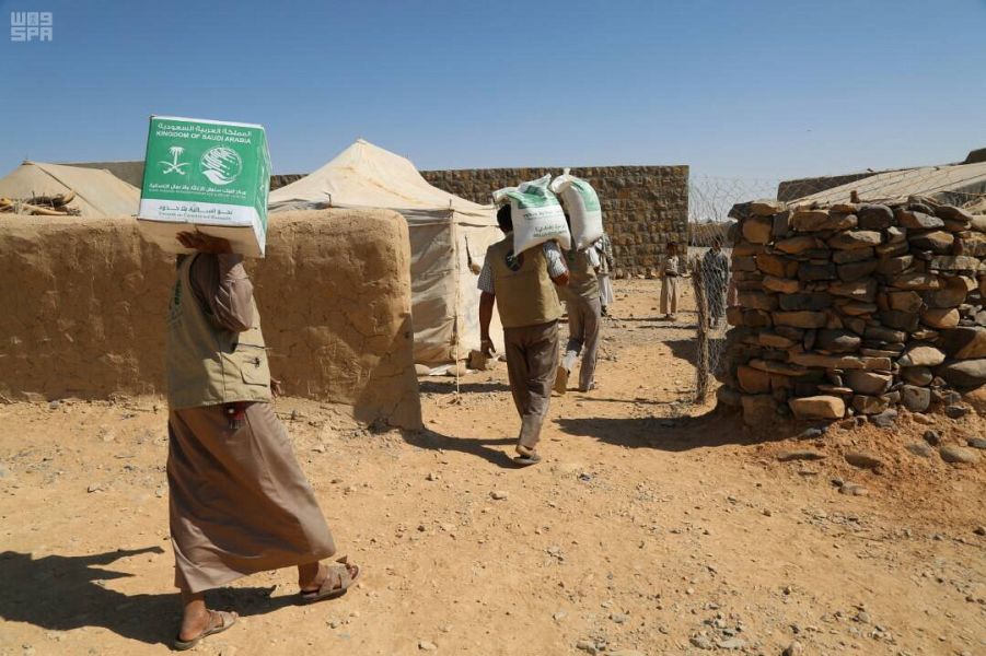 بالصور.. مركز الملك سلمان للإغاثة يوزّع ألف سلة غذائية في مأرب