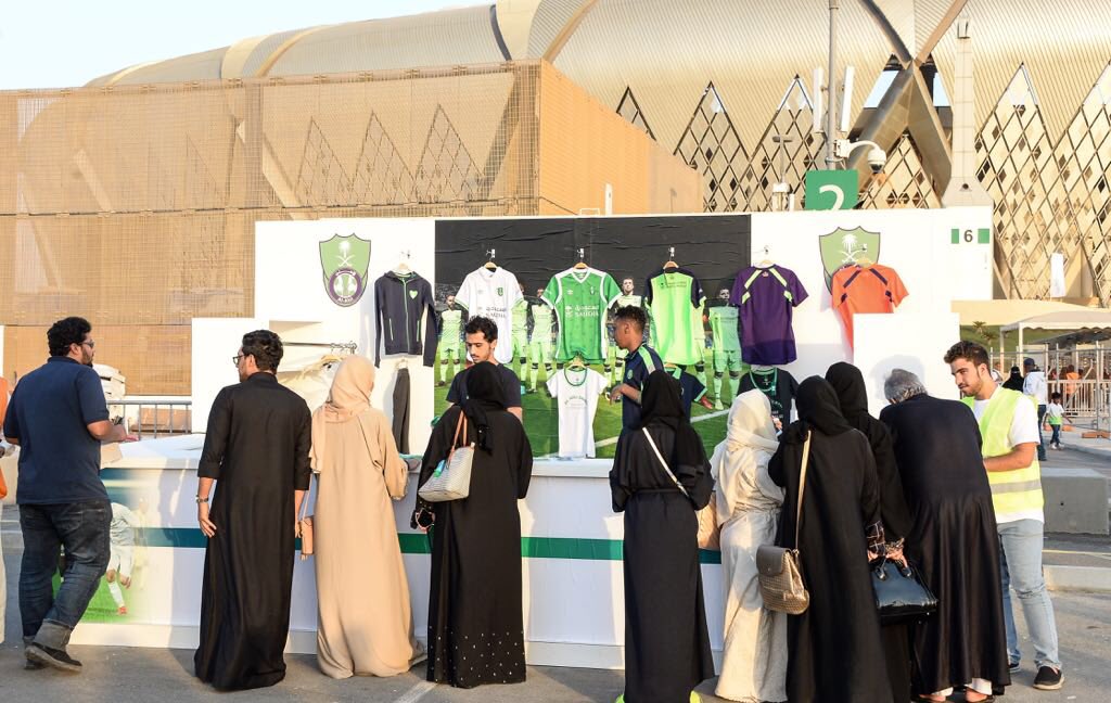 السعوديات يُشدن بالحضور النسائي في مباراة الأهلي والباطن