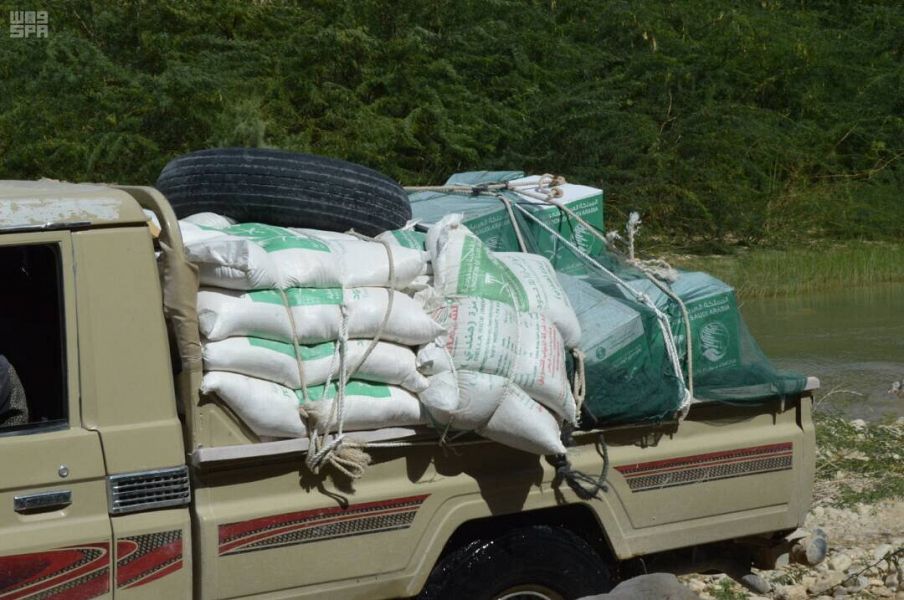 بالصور.. مركز الملك سلمان للإغاثة يوزع 1000 سلة غذائية بالمهرة اليمنية