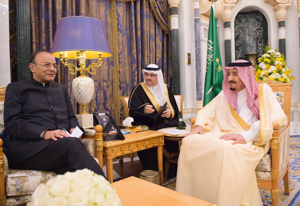 الملك يبحث العلاقات الثنائية وسبل تعزيزها مع وزير المالية الهندي