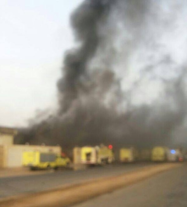 بالصور.. “مدني جدة” يحاصر حريقاً في 4 مستودعات بــ”الخمرة”