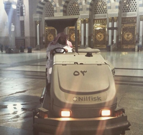 شاهد.. الشيخ السديس يقود عربة لتنظيف ساحات المسجد النبوي