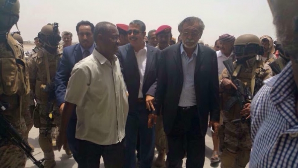 شاهد بالفيديو .. لحظة وصول نائب الرئيس اليمني إلى #عدن