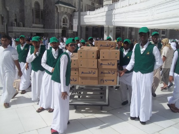 بالصور.. “تراحم” توزع نصف مليون وجبة في رمضان بالحرم المكي