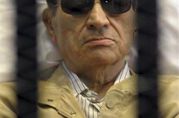 أنصار مبارك يهتفون له قبل بدء محاكمته