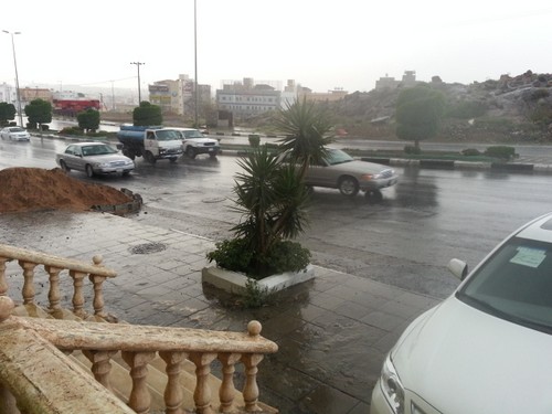 أمطار غزيرة على خميس مشيط عصر اليوم