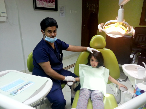 طبيب سعودي يستخدم الليزر في معالجة الأسنان دون تخدير أو آلام
