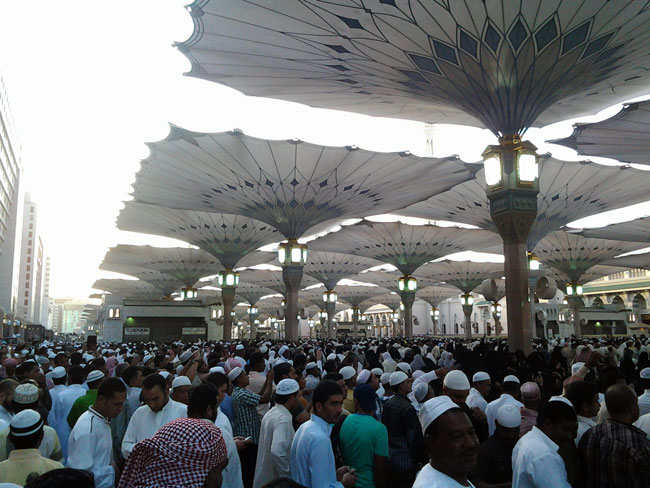 مليون مصلٍ يؤدون صلاة العيد بالمسجد النبوي
