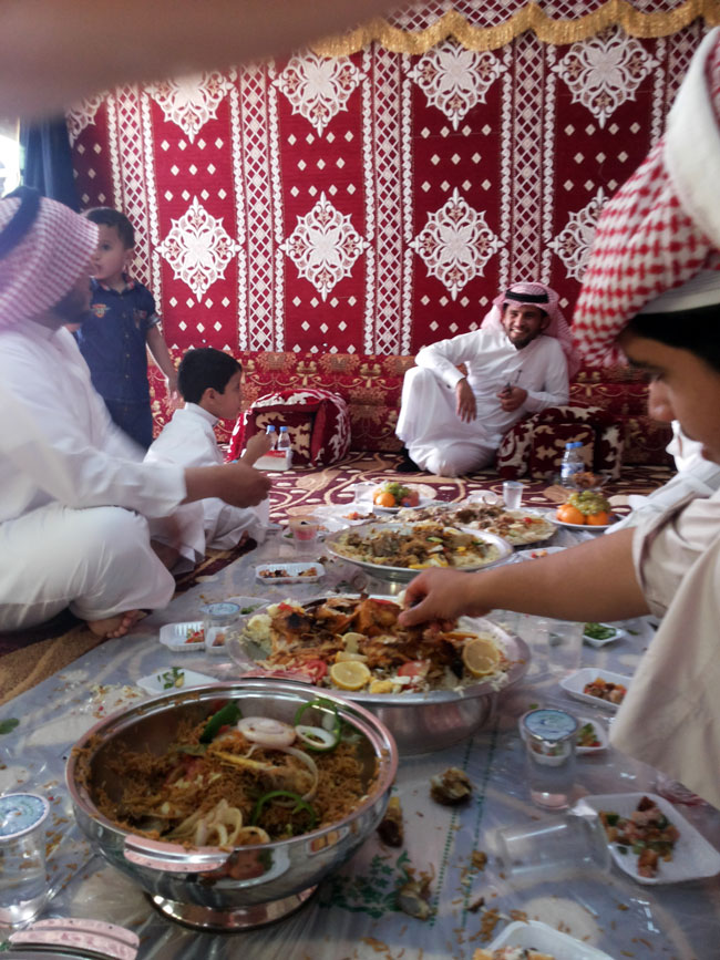 أهالي أقدم قرية لتوطين البادية يتشاركون بالعيد