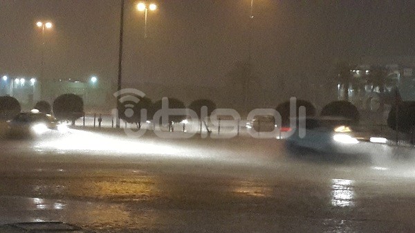 الآن.. بالفيديو أمطار غزيرة على مدينة الرياض