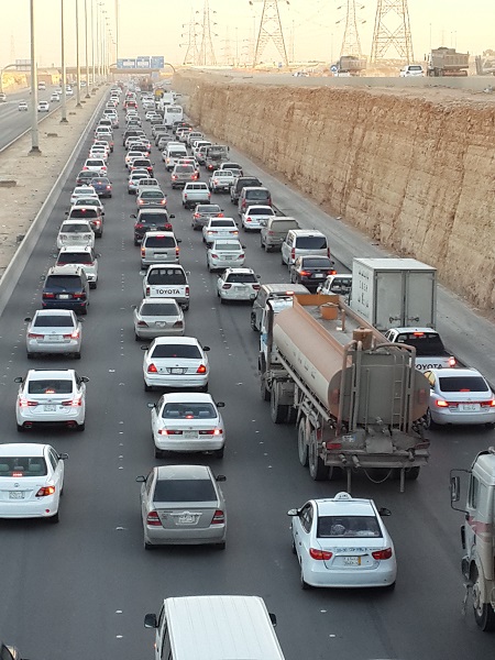 بالصور.. الاختناق المروري يثير قلق مرتادي الجسر المعلق