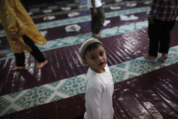 بالصور.. إفطار اليوم الأول في رمضان بسنغافورة