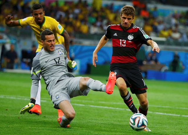 Brazil's goalkeeper Julio Cesar (L) fights for the ball with Germany's Thomas Mueller as teammate Luiz Gustavo (back L) looks on during their 2014 World Cup semi-finals at the Mineirao stadium in Belo Horizonte July 8, 2014. REUTERS/Damir Sagolj (BRAZIL - Tags: SOCCER SPORT WORLD CUP)