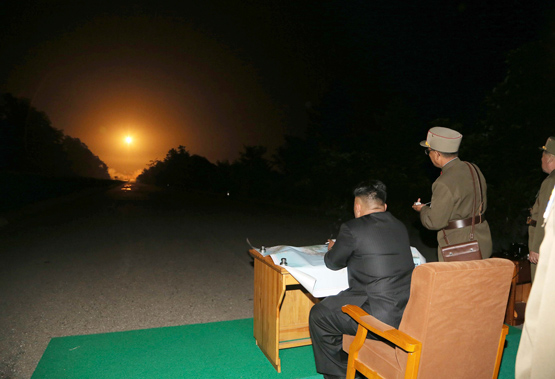 كيم جونج أون يشرف على إطلاق صواريخ قرب الحدود مع كوريا الجنوبية