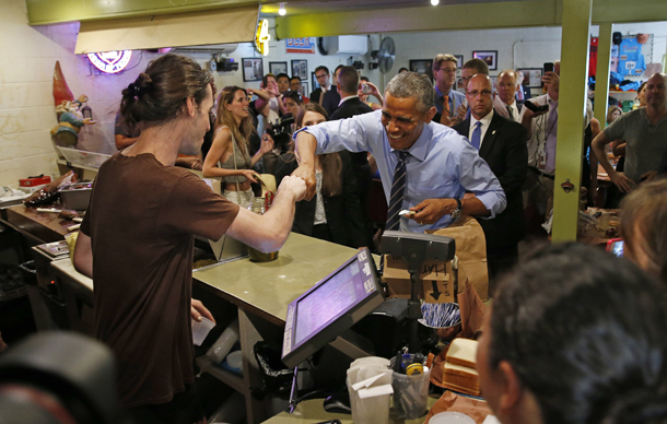 تغريم «أوباما» 300 دولار لتخطيه طابور الانتظار في مطعم