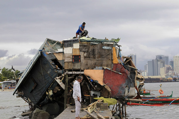 بالصور.. الإعصار “راماسون” يقتل 38 بالفلبين