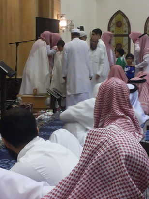 بالصور.. المصلون يتسابقون للسلام على “اللحيدان” بعد ختم القرآن