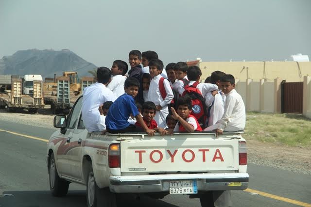 شاهد.. منظر مفجع لطلاب مدرسة على طريق الشميسي