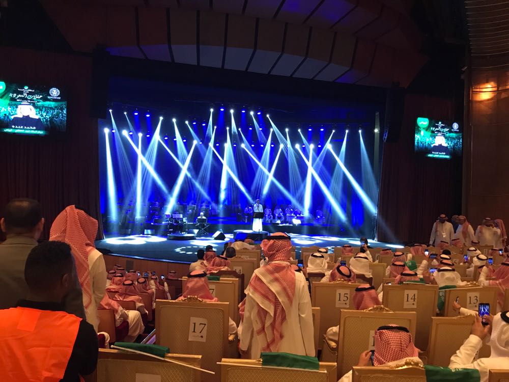 بالصور.. حضور جماهيري كبير مع حفل محمد عبده في الرياض