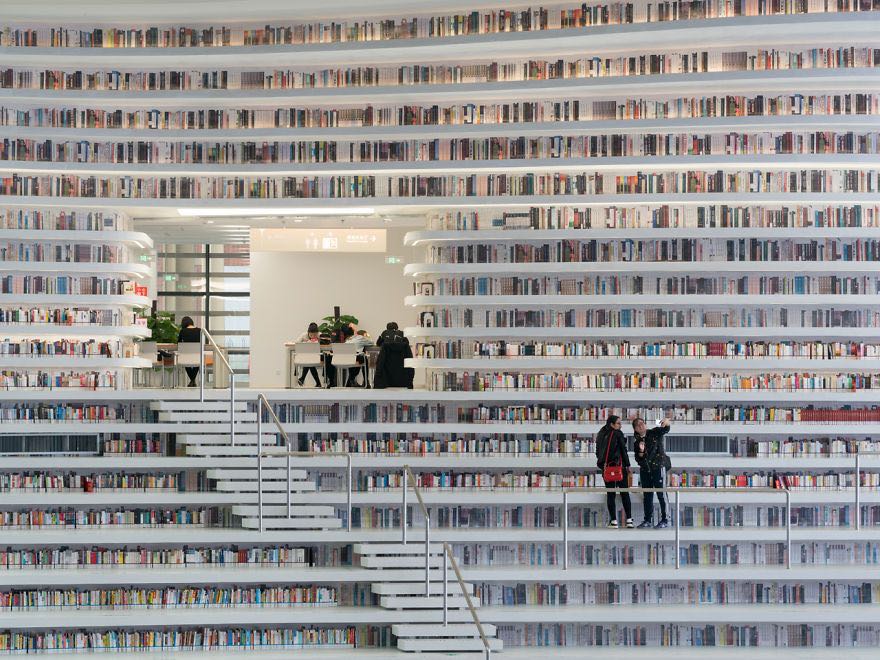 شاهد.. مكتبة صينية تضم 1.2 مليون كتاب بتصميم داخلي يحبس الأنفاس!
