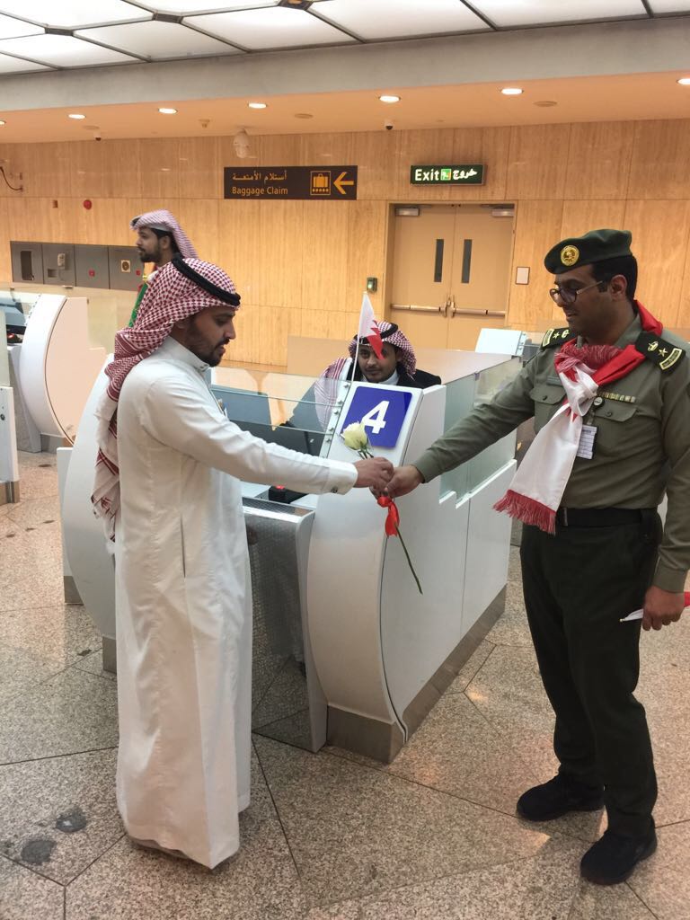 بالصور.. جوازات جسر الملك فهد تبتهج باليوم الوطني البحريني على طريقتها الخاصة