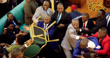 مضاربة بالكراسي في البرلمان الأوغندي تنتهي باعتقال نائبين