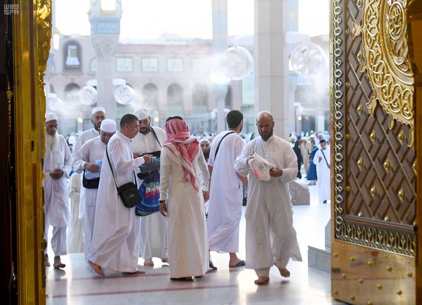 باشتراطات.. العاملون يهيؤون موائد الإفطار في المسجد النبوي