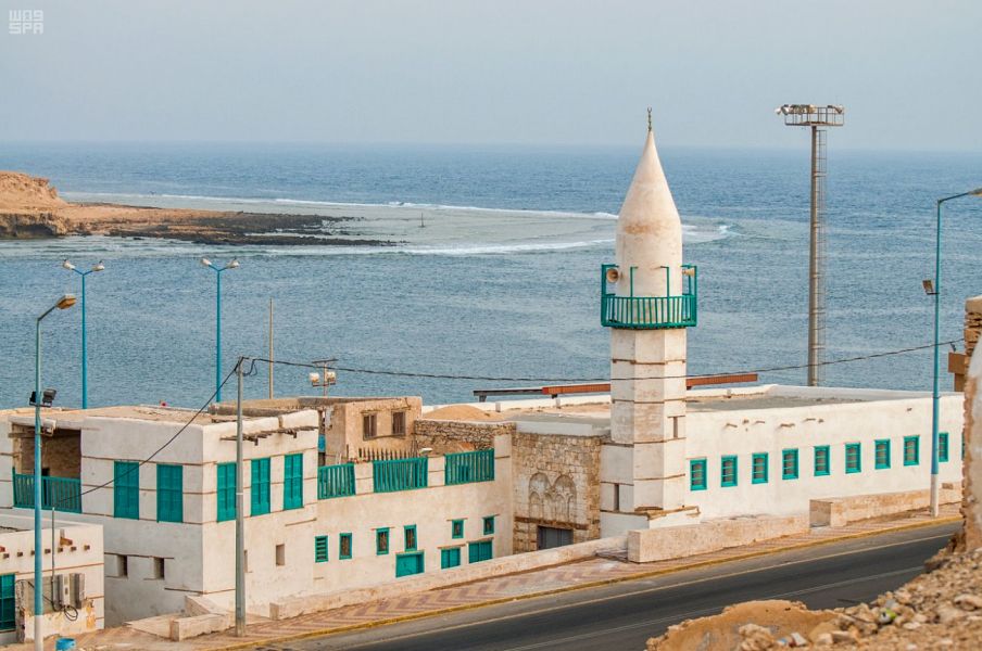 بالصور.. أقدم مسجد في الوجه يستقبل المصلين بعد توقف 4 سنوات