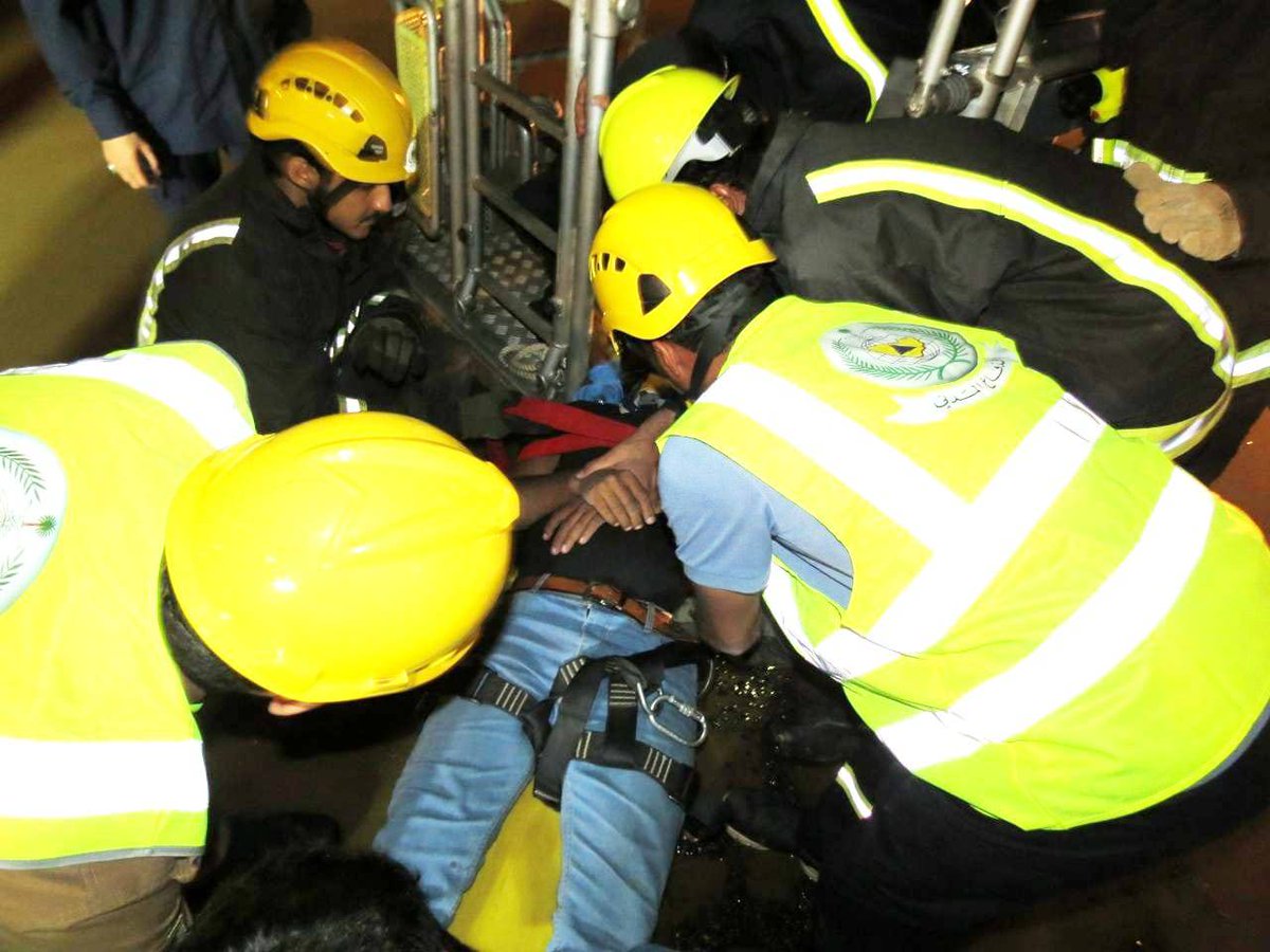 بالصور.. مدني مكة ينقذ عاملاً مصاباً علق ببرج شركة اتصالات