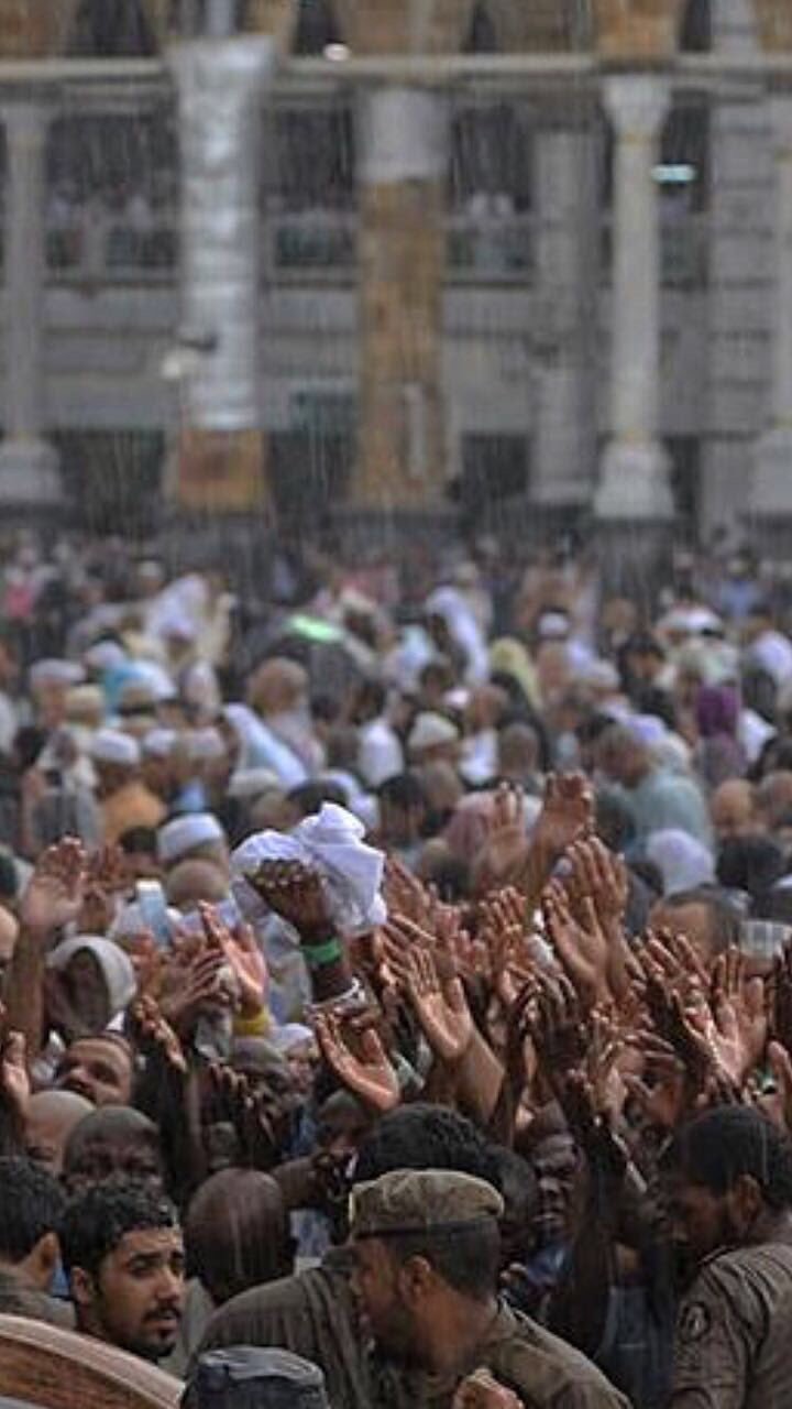 صورة اليوم.. المعتمرون يتضرّعون إلى الله بالدعاء تحت زخّات المطر