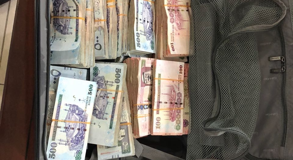 رغم شح المعلومات القبض على 3 أشخاص سرقوا 26 مليون ا و300 ألف ريال بالرياض صحيفة المواطن الإلكترونية