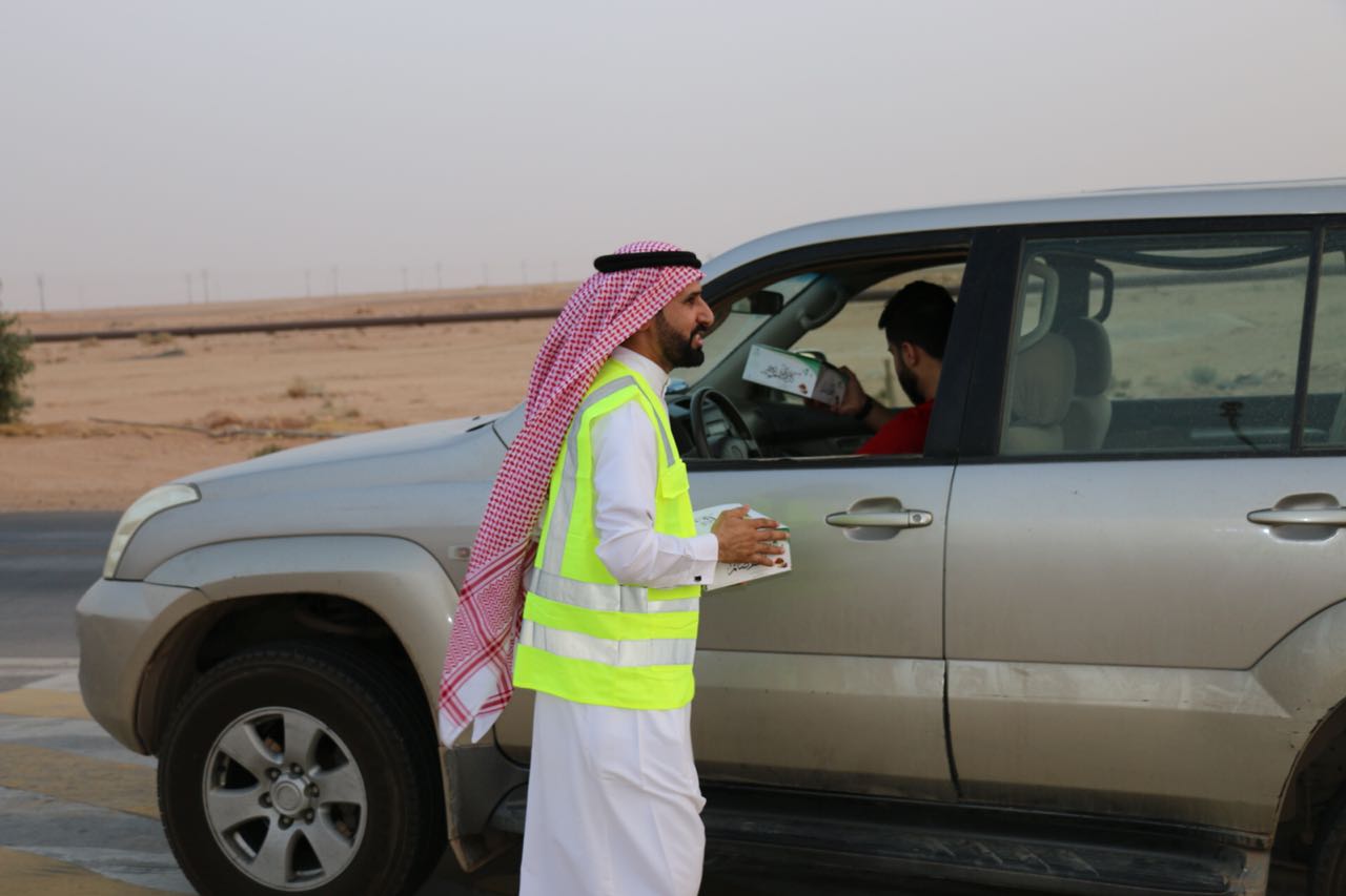 بالصور.. مدير ومنسوبو الصحة برفحاء يوزعون وجبات الإفطار على الصائمين