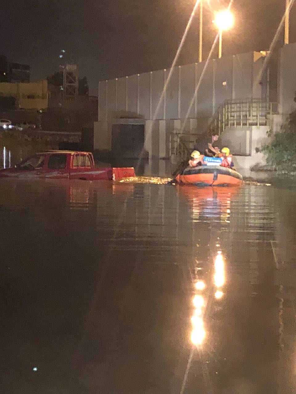 بالصور.. إنقاذ شخصين احتجزتهما مياه الأمطار في مركبة بخميس مشيط