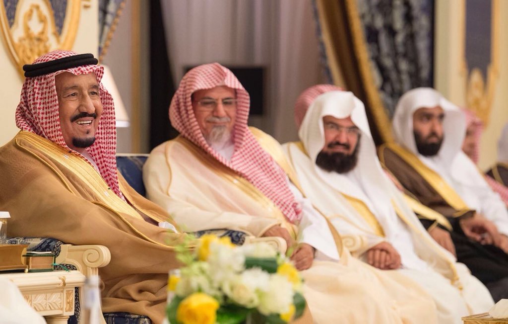 بالصور.. الملك يستقبل المهنئين بشهر رمضان في قصر السلام