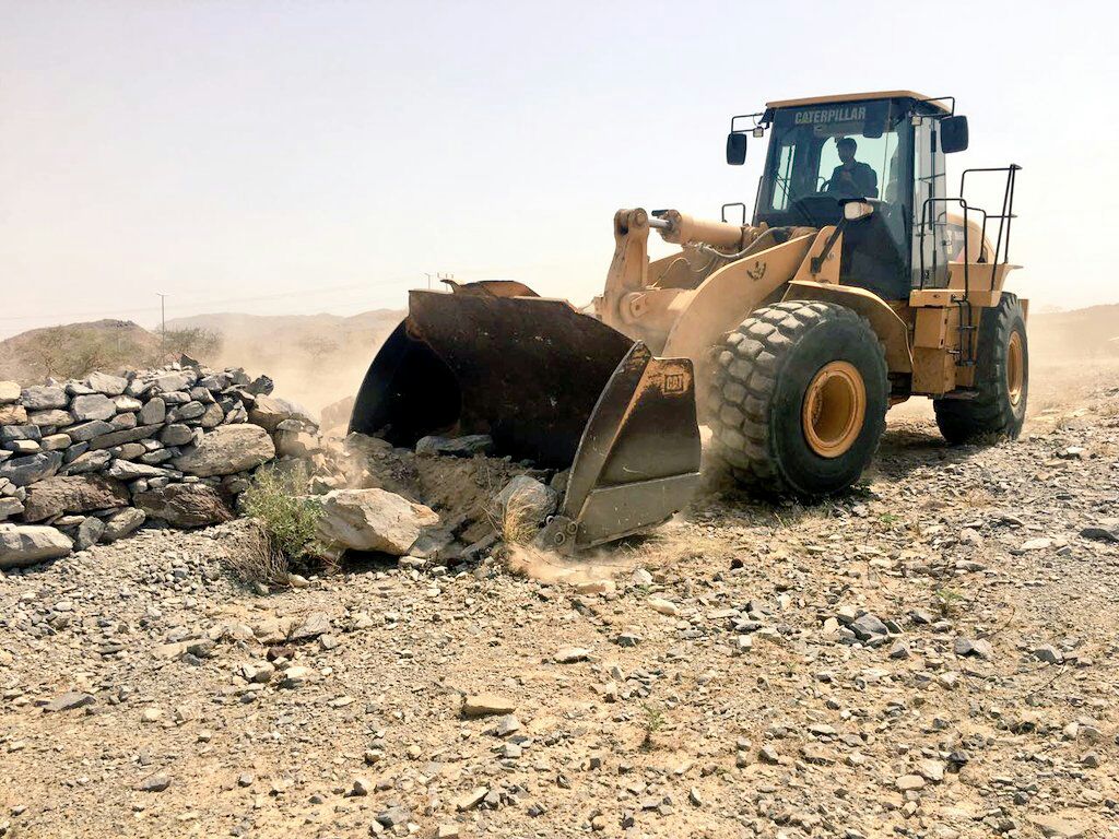 بالصور.. إزالة 400 ألف متر مربع من التعديات في محايل عسير