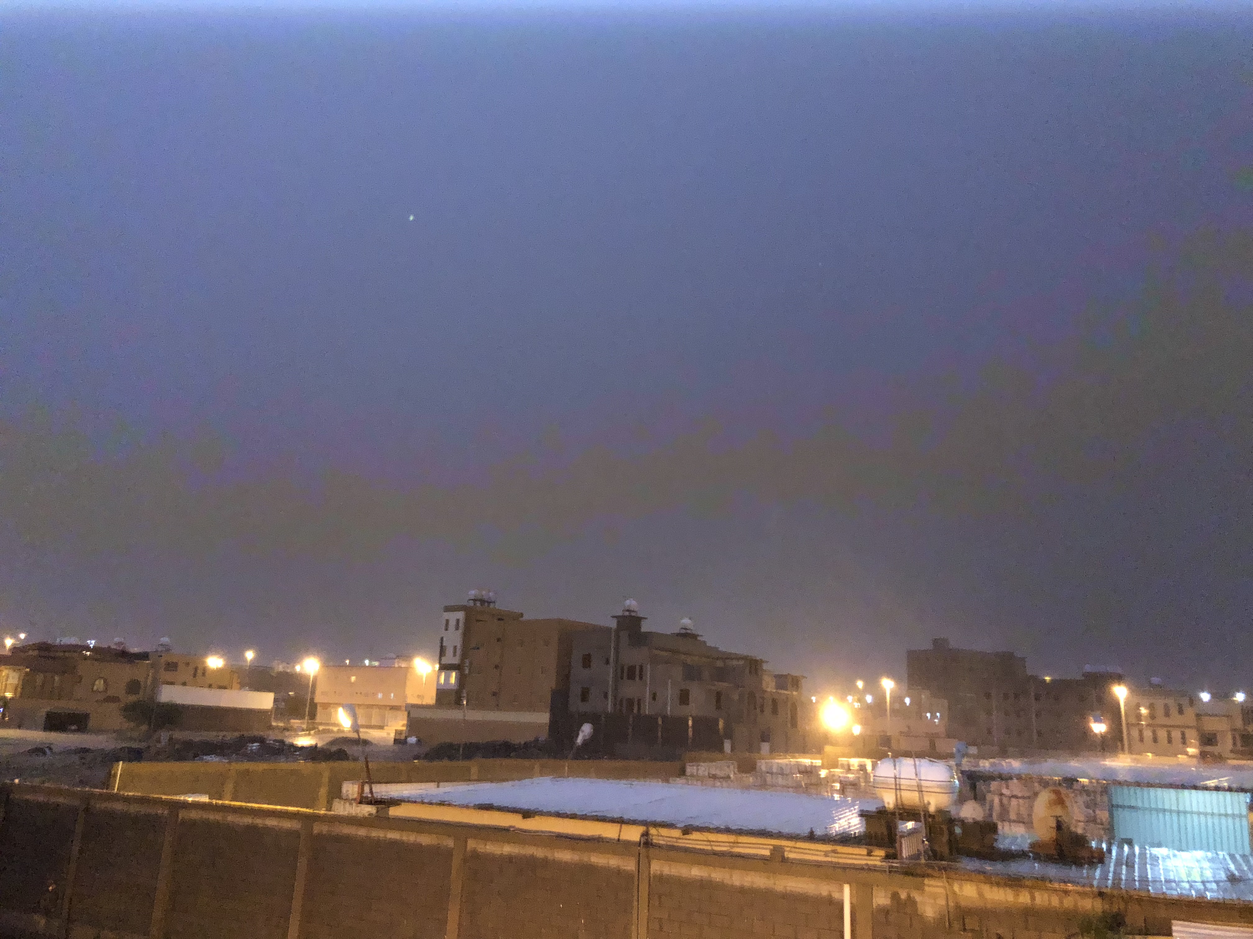 “المواطن” ترصد بالفيديو موجة برق بأعلى قمة في السعودية