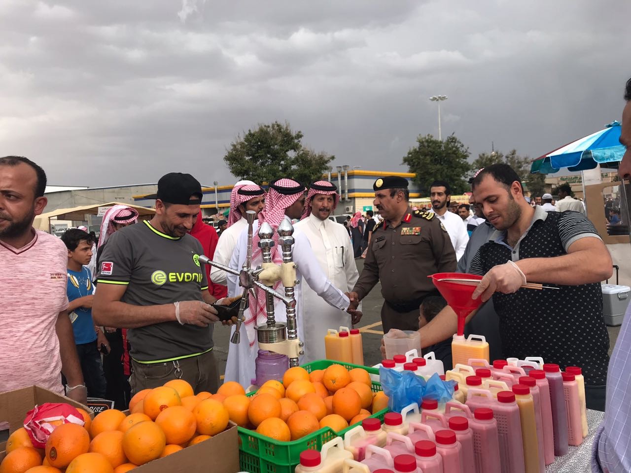 بالصور.. مخالفة الشروط الصحية تزيل ٨ بسطات بالسوق الرمضاني في الخميس