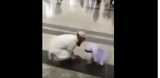 ‏شاهد ..ردة فعل طفلة ووالدها بعد تساقط الأمطار في المسجد النبوي