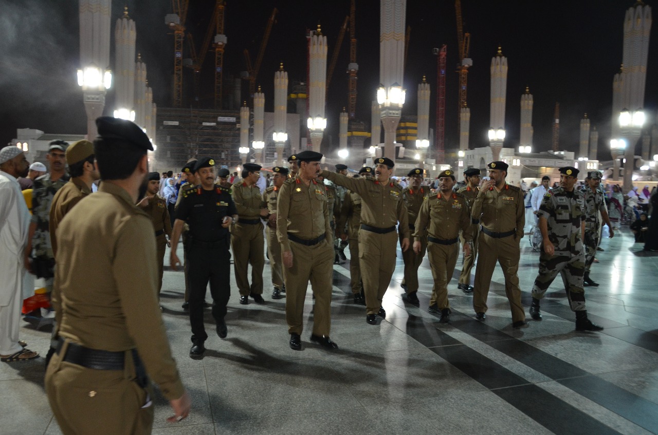 بالصور.. مدير شرطة المدينة يتفقد القوات المشاركة في مهمة شهر رمضان