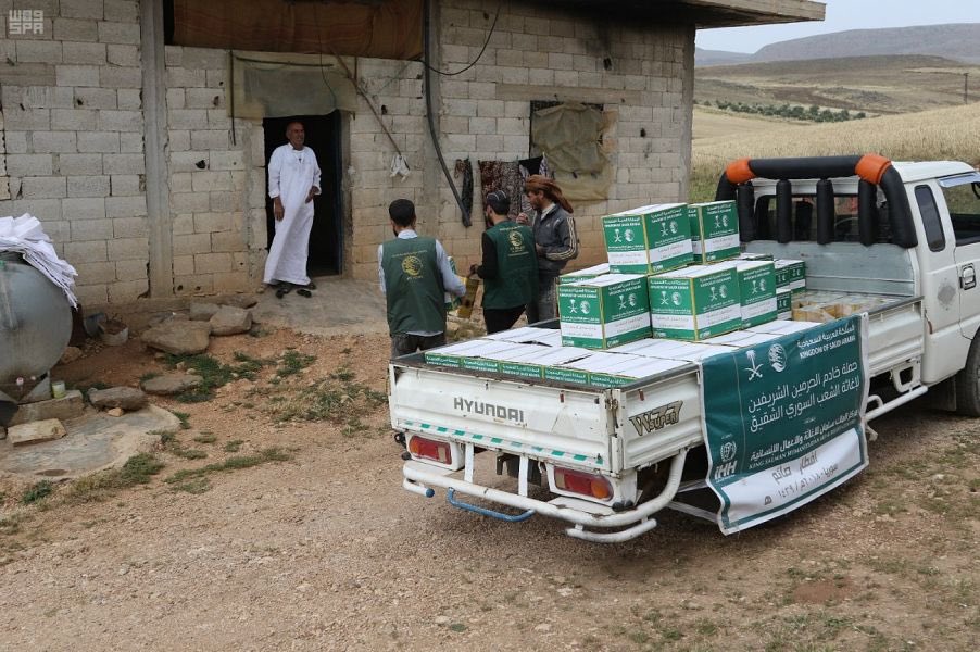 بالصور.. وجبات إفطار من مركز الملك سلمان للإغاثة إلى النازحين بريف حماة