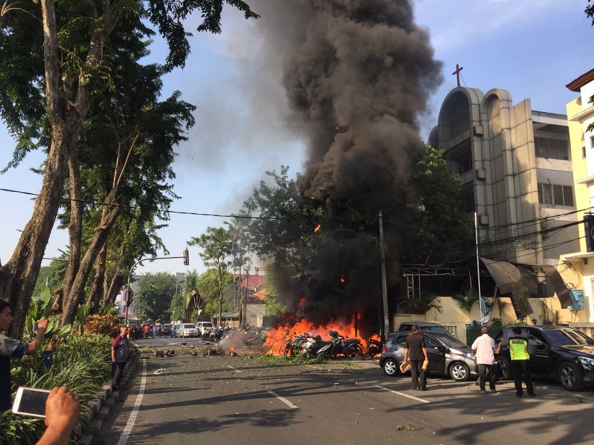أول فيديو من موقع التفجيرات الإرهابية في كنائس إندونيسيا