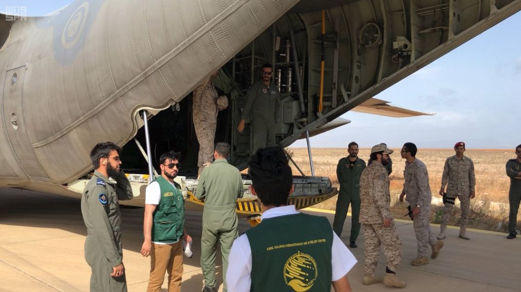 بالصور.. الطائرات الإغاثية الأولى من الجسر الجوي السعودي تصل سقطرى اليمنية