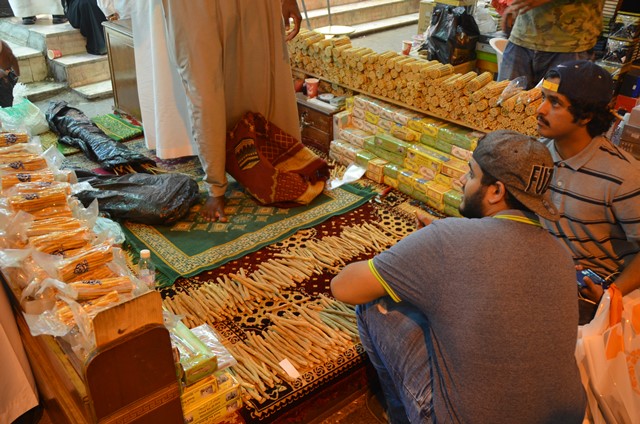 بالصور.. رمضان ينعش أسواق المساويك في جدة