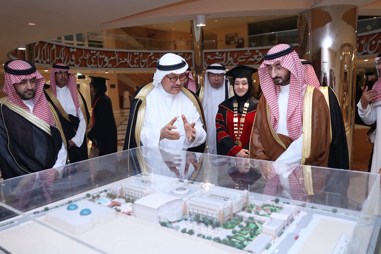 بالصور.. نائب أمير مكة يشهد تخريج 384 طالبة من جامعة دار الحكمة